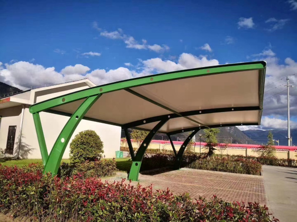 林芝高速養護站車棚施工完成